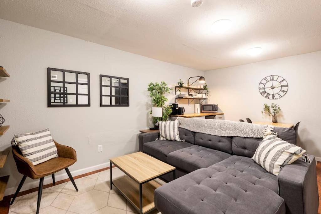 Adorable 2-Bedroom Modern Basement 덴버 외부 사진