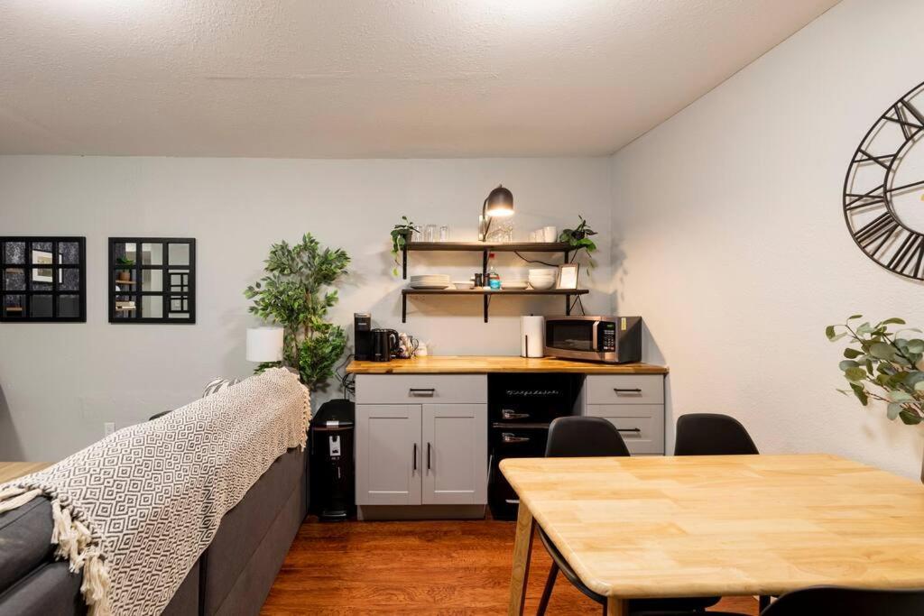 Adorable 2-Bedroom Modern Basement 덴버 외부 사진