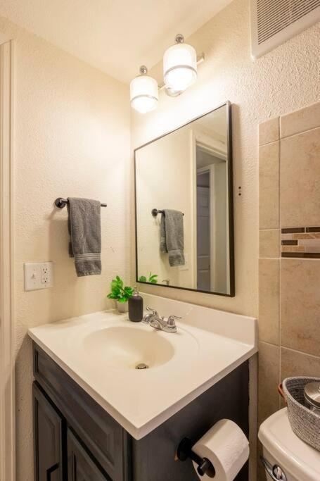 Adorable 2-Bedroom Modern Basement 덴버 외부 사진