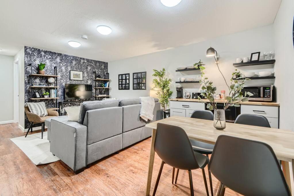 Adorable 2-Bedroom Modern Basement 덴버 외부 사진