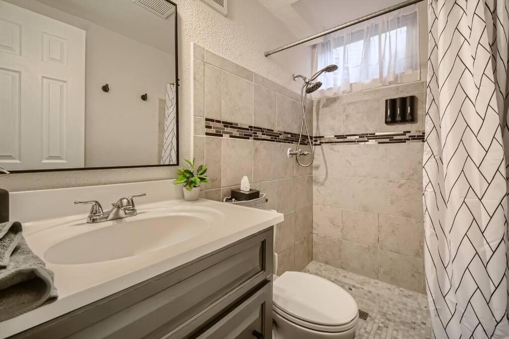 Adorable 2-Bedroom Modern Basement 덴버 외부 사진