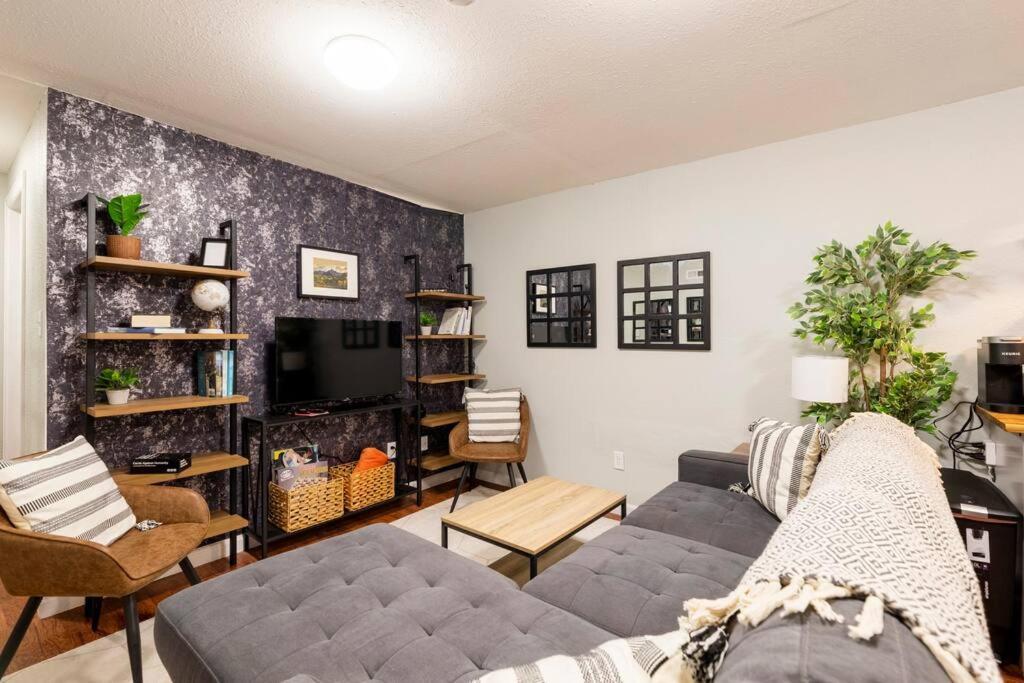 Adorable 2-Bedroom Modern Basement 덴버 외부 사진